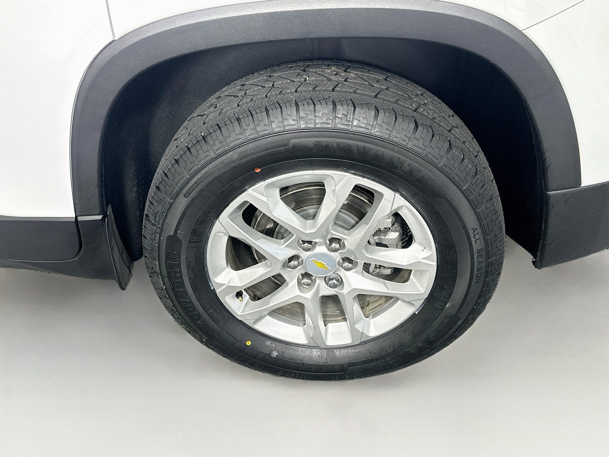 Used 2023 Chevrolet Traverse LS FWD image 11