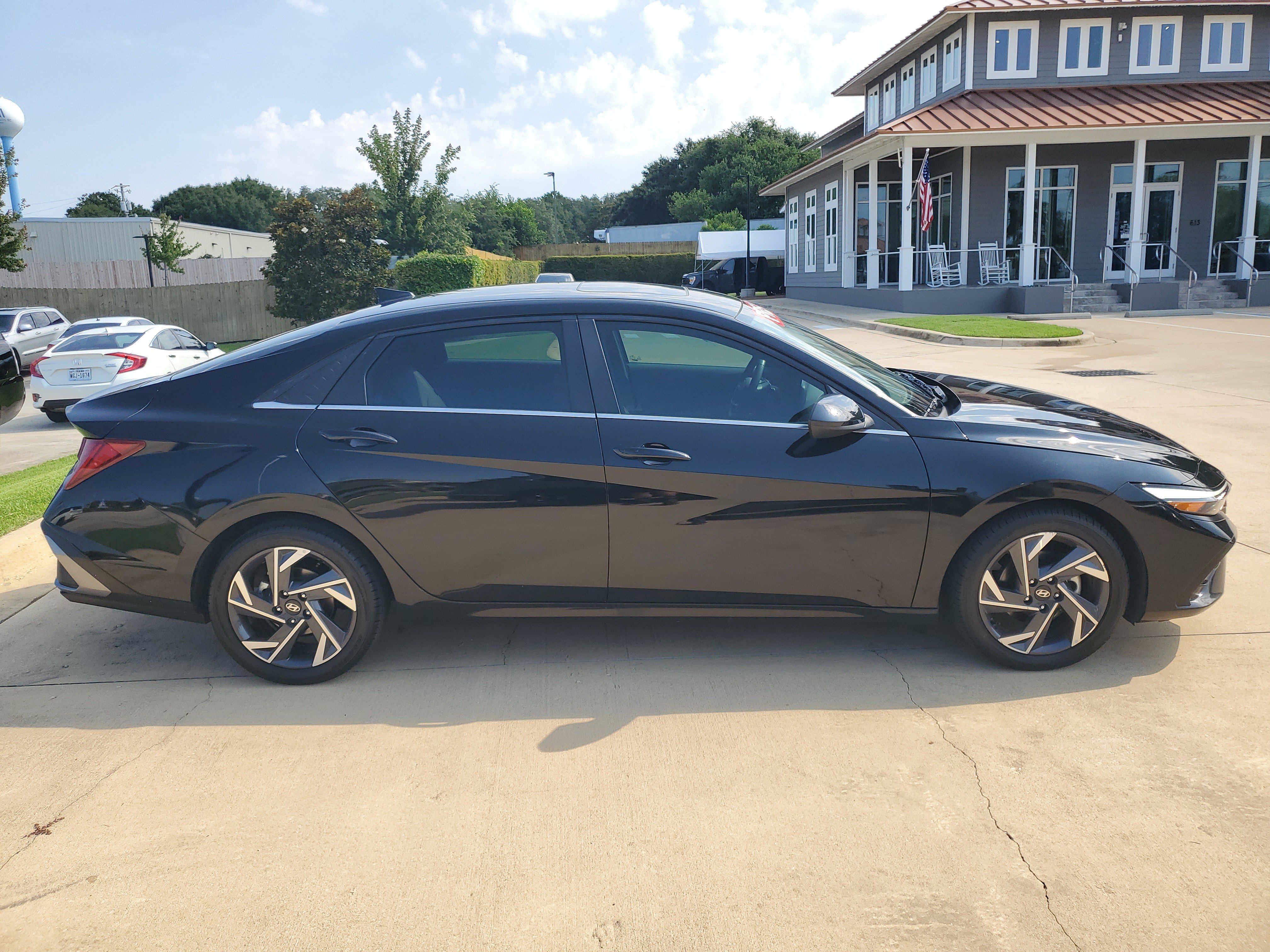 Used 2025 Hyundai Elantra SEL FWD image 9