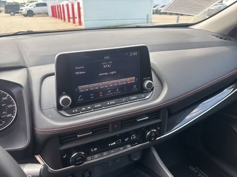 Used 2025 Nissan Rogue SV AWD/4WD image 17