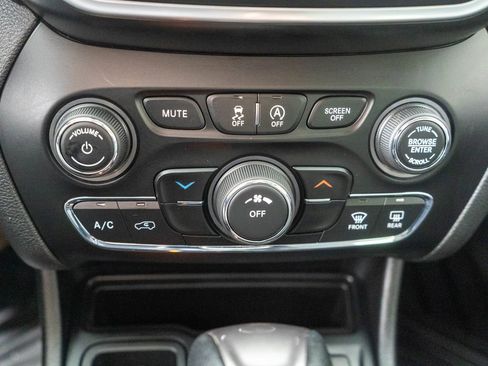 Used 2019 Jeep Cherokee Latitude w/ Popular Appearance Group image 20