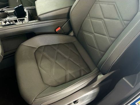 Used 2024 Volkswagen Atlas Cross Sport SE w/ Panoramic Sunroof Package FWD image 19