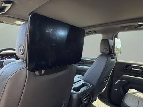 Used 2025 Chevrolet Suburban High Country AWD/4WD image 39