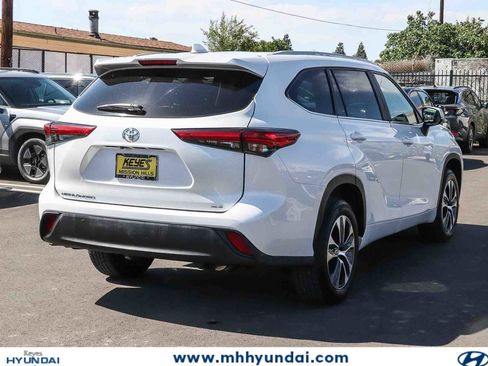 Used 2023 Toyota Highlander XLE FWD image 4
