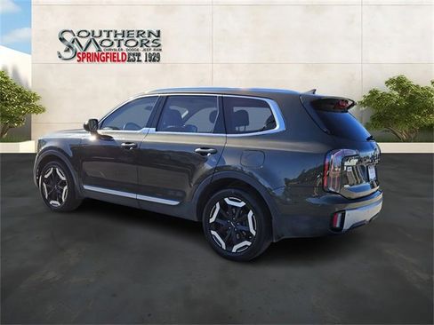 Used 2023 Kia Telluride EX w/ EX Captain's Chair Package image 3