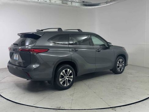 Used 2022 Toyota Highlander XLE AWD/4WD image 2
