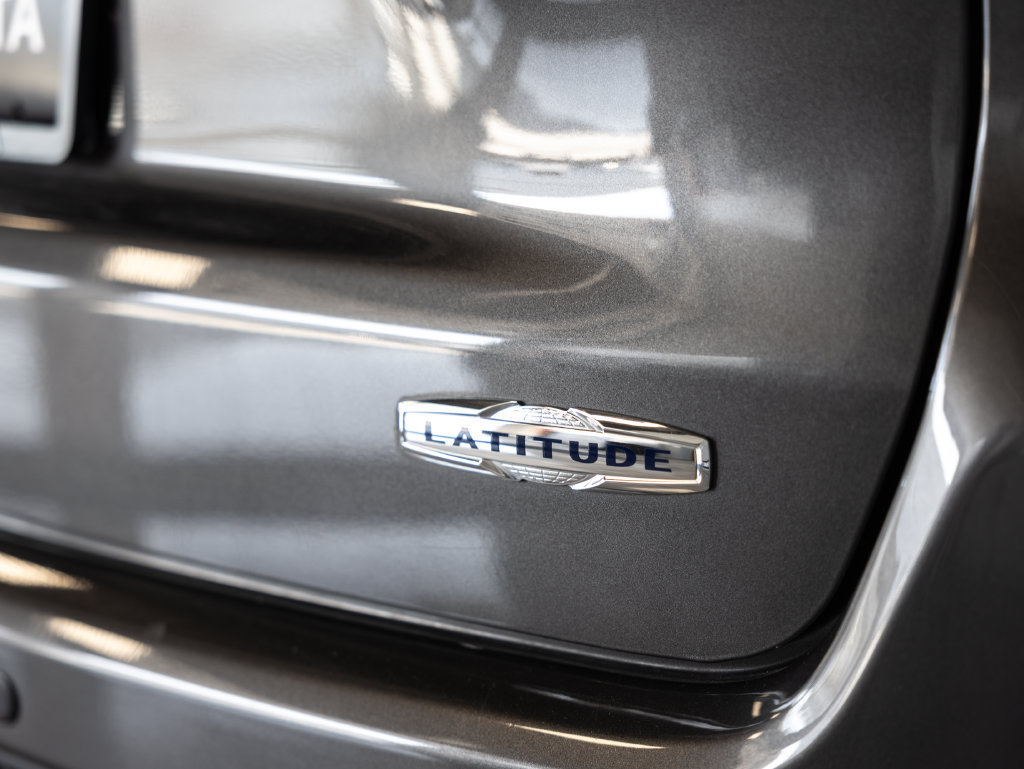 Used 2018 Jeep Compass Latitude FWD image 9
