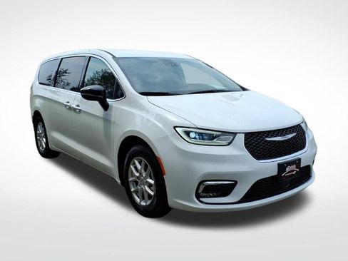 Used 2024 Chrysler Pacifica Touring-L FWD image 8