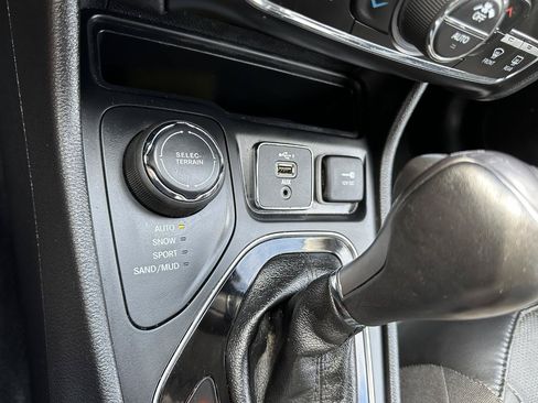 Used 2020 Jeep Cherokee Limited AWD/4WD image 61