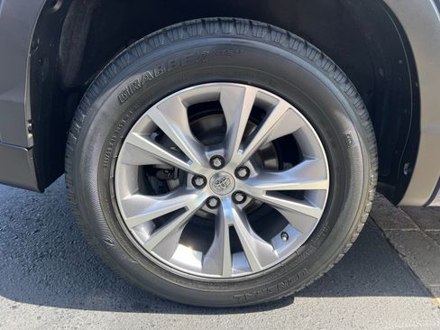 Used 2015 Toyota Highlander XLE FWD image 10