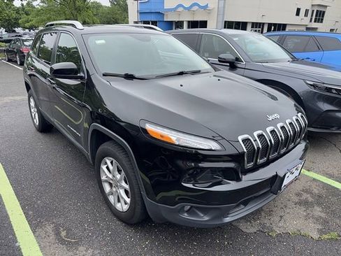 Used 2017 Jeep Cherokee Latitude w/ Comfort/Convenience Group AWD/4WD image 3