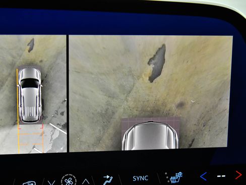 Used 2024 Chevrolet Traverse LT image 24