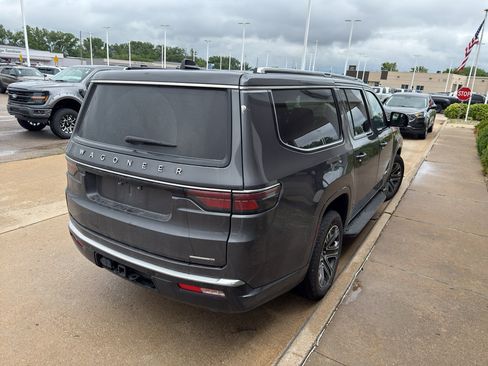 Used 2024 Jeep Wagoneer L Series II RWD image 5