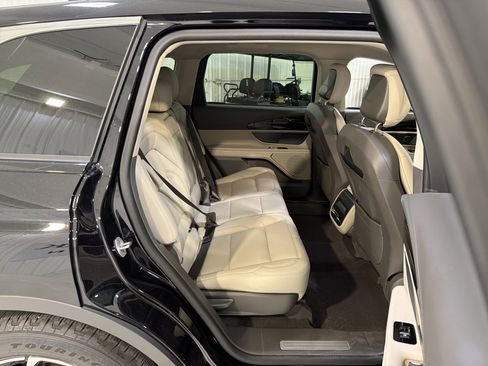 Used 2025 Lincoln Nautilus Premier image 12