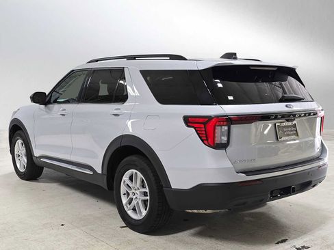 Used 2025 Ford Explorer Active AWD/4WD image 5