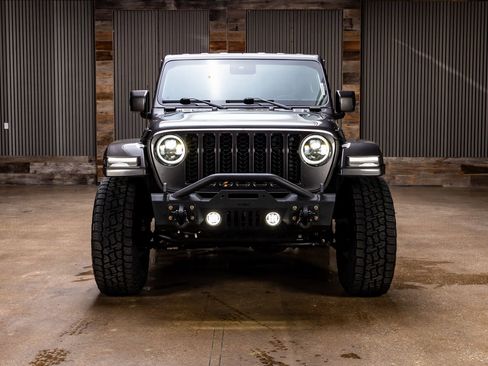 Used 2021 Jeep Gladiator Overland AWD/4WD image 2