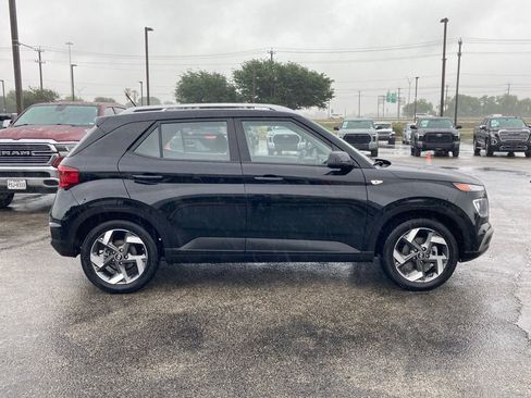 Used 2025 Hyundai Venue SEL FWD image 4
