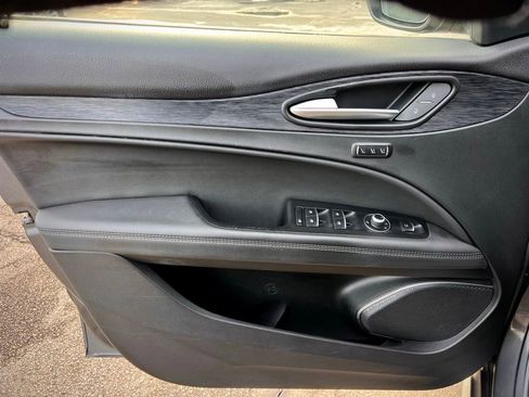 Used 2023 Alfa Romeo Stelvio Sprint image 37