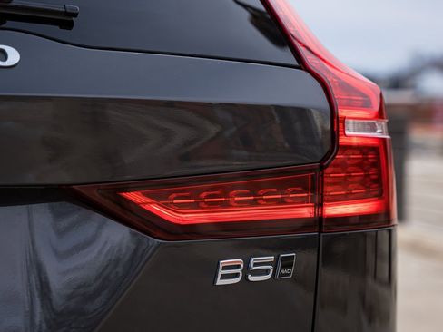 Used 2025 Volvo V60 B5 Cross Country Plus image 6