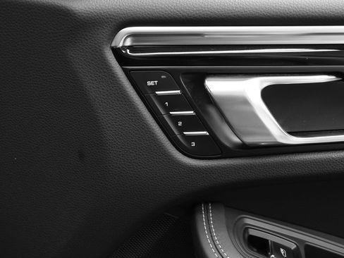 Certified 2023 Porsche Macan AWD/4WD image 21