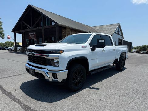 Used 2025 Chevrolet Silverado 2500 LT w/ Convenience Package AWD/4WD image 2