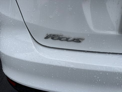 Used 2018 Ford Focus SE w/ SE Appearance Package image 25