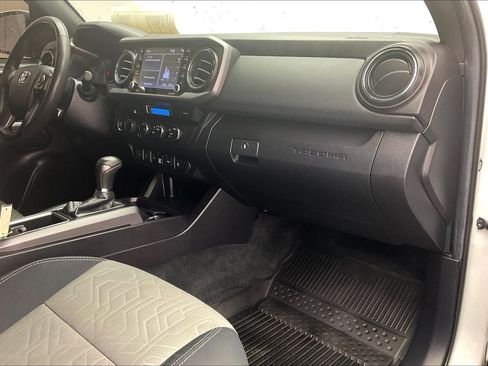 Used 2021 Toyota Tacoma TRD Off-Road w/ Technology Package AWD/4WD image 15