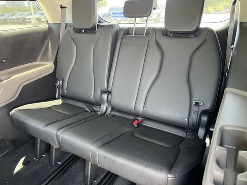 Used 2025 Kia Carnival EX FWD image 11