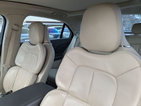 Used 2019 Lincoln Continental Reserve image 12