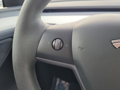 Used 2023 Tesla Model Y Long Range image 18