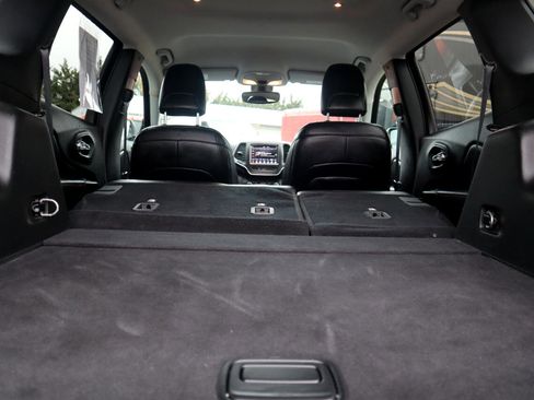 Used 2019 Jeep Cherokee Trailhawk image 51