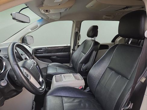 Used 2015 Chrysler Town & Country Touring image 13