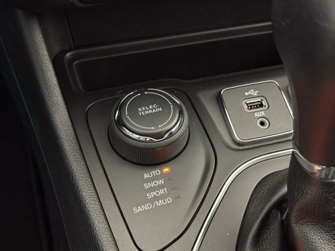 Used 2019 Jeep Cherokee Latitude Plus w/ Comfort/Convenience Group AWD/4WD image 29