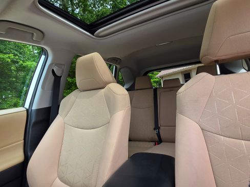 Used 2021 Toyota RAV4 XLE w/ Convenience Package FWD image 14