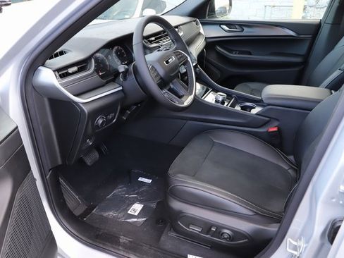 New 2025 Jeep Grand Cherokee Altitude image 9