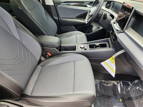 New 2025 Volkswagen Tiguan SE image 17