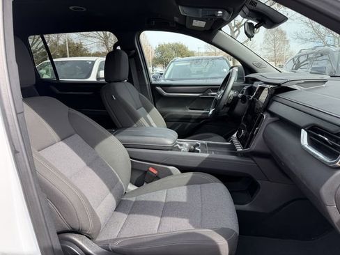 Used 2025 GMC Acadia Elevation image 29