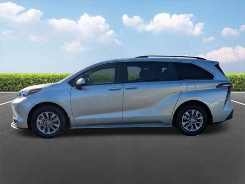 Certified 2025 Toyota Sienna XLE FWD image 8