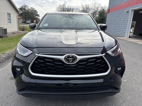Used 2024 Toyota Highlander LE AWD/4WD image 11