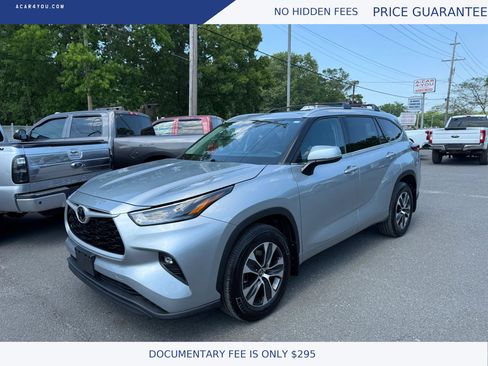 Used 2022 Toyota Highlander XLE AWD/4WD image 4