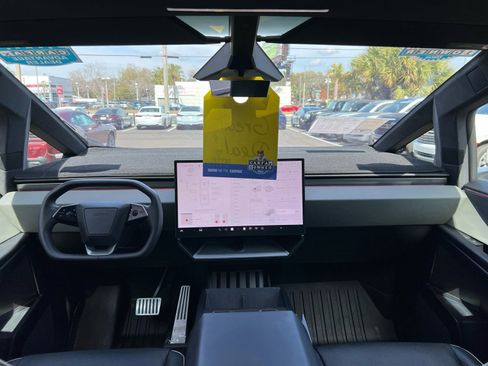 Used 2024 Tesla Cybertruck AWD Crew Cab image 45