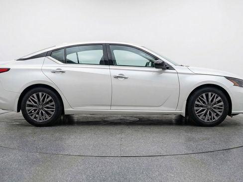 Used 2025 Nissan Altima 2.5 SV image 11