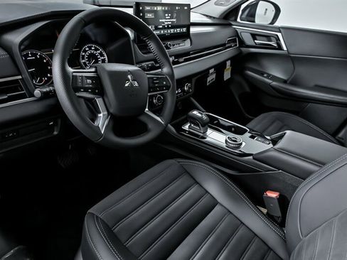 New 2025 Mitsubishi Outlander AWD image 12