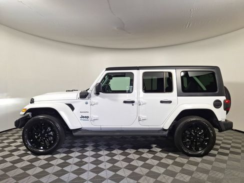 Used 2022 Jeep Wrangler Unlimited Sahara w/ Cold Weather Group AWD/4WD image 2