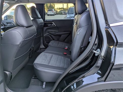 New 2025 Mitsubishi Outlander SE image 14