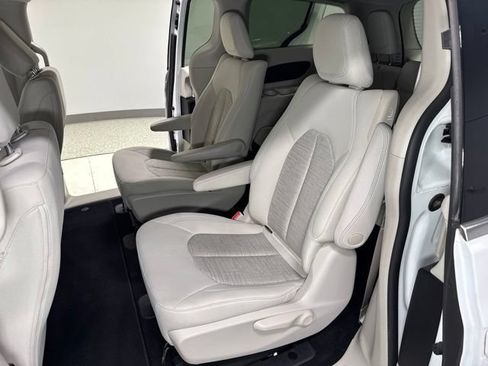 Used 2017 Chrysler Pacifica Touring Plus FWD image 19