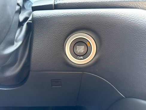 Used 2024 Chrysler Pacifica Premium FWD image 23