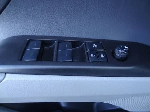 Used 2023 Toyota Camry SE image 10