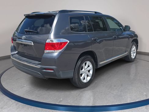 Used 2012 Toyota Highlander SE w/ Tow Pkg FWD image 5