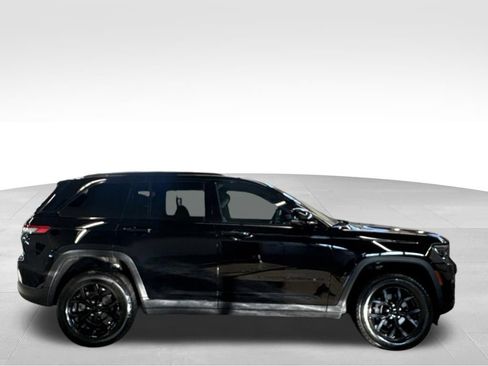 Used 2024 Jeep Grand Cherokee Altitude RWD image 28