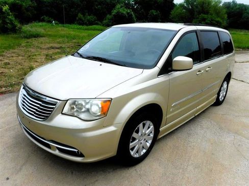 Used 2011 Chrysler Town & Country Touring-L w/ Trailer Tow Group FWD image 5